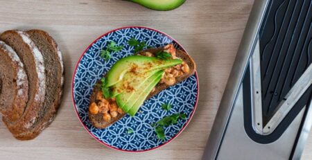 Bread with chickpeas & avocado